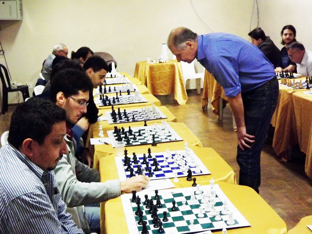 Mestre do xadrez desafia simultaneamente 20 neurocirurgiões no Rio